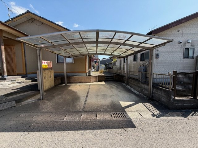 都城市五十町の中古一戸建の駐車場