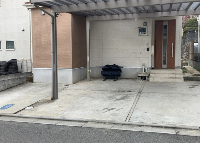 【駐車場】 | 駐車場と明記されていても、最小スペースでつくられた駐車場だと大型車は駐車できなかったり、出入りしにくくなったりする可能性があります。お車のサイズと購入したい物件の駐車場のサイズを現地で確認しましょう。