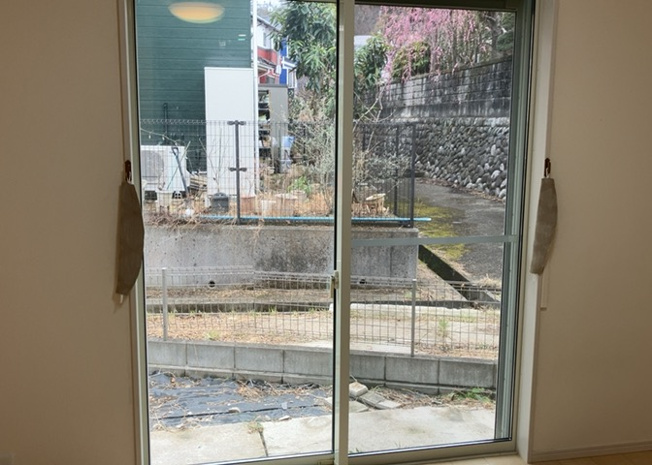 【内装】 | サッシは、ガラス窓に使用される金属製の窓枠です。一般的に住宅建築では、金属製建具工事の段階でガラス類・玄関などと同時に設置されます。種類や構造により断熱性能や遮音性能が異なるので現地でご確認ください。