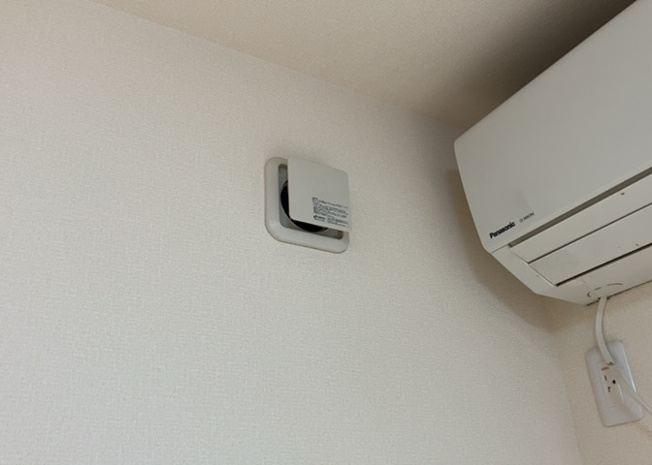 【冷暖房・空調設備】 | ２４時間換気と一般的な換気扇は役割が違います。２４時間換気は室内の空気を循環して、シックハウスや結露を防ぐ役割があるため常に動かす必要があります。一方の換気扇の役割は短期間で空気を入れ替えることです。
