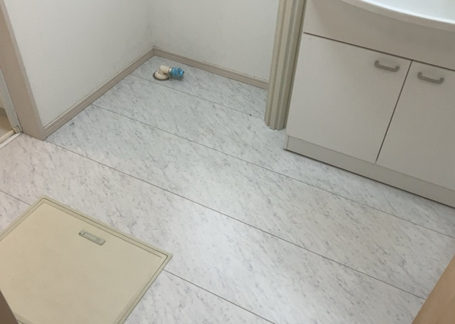【脱衣所】 | 多くの戸建て住宅で見かける洗面脱衣所は、洗面台と洗濯機が2畳ほどのスペースに並べられていて、洗面所が脱衣所を兼ね備えている間取りが一般的です。お客様が利用することもある、パブリックな空間でもあります。