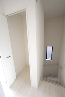 【収納】 | 【仲介手数料無料！！】日野市落川　新築戸建て（全6棟）3号棟　5580万円 | 2階廊下収納