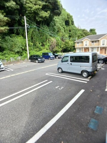 グリーンヒルズ　カーサＢの駐車場