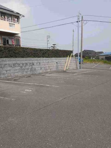 ファミール村松の駐車場
