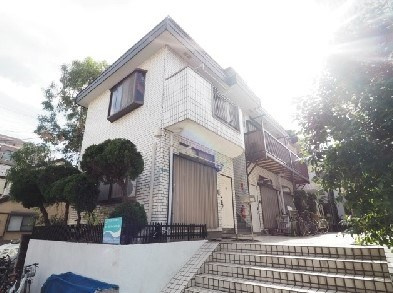 白い外壁タイルが明るい雰囲気を演出する外観。