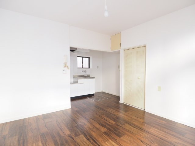 シックな色合いの床に貼替済みです