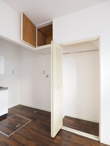 ハンガーパイプもあり、収納に便利ですね