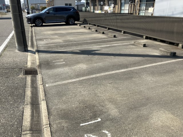 サティスフェールの駐車場