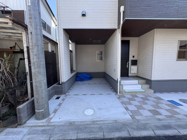 三郷市幸房新築戸建【幸房小学校：7分】の駐車場|愛車に優しいビルトインガレージ