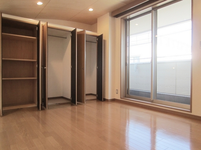 ボアキャトル王子の居間・リビング|収納スペースたっぷりの洋室です