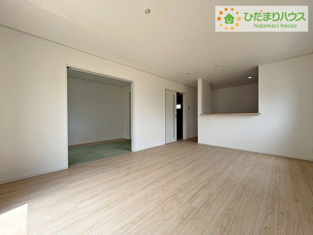 東海村村松第6　新築戸建　1号棟の居間・リビング|リビング大きな窓からは、暖かな日の光が降り注ぎます・・・