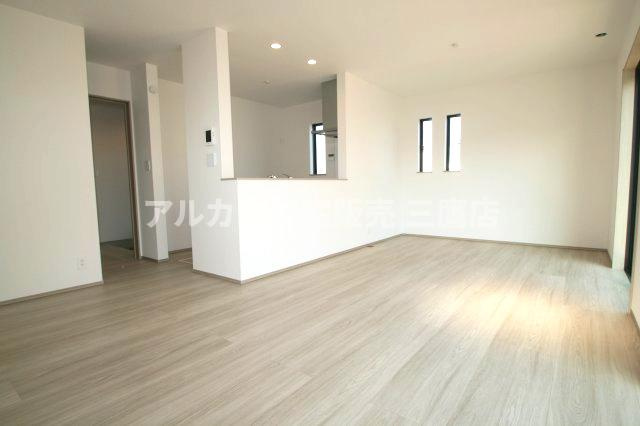 中央線 吉祥寺駅 バス13分 天神前停歩5分 三鷹市北野3丁目 新築戸建の居間・リビング