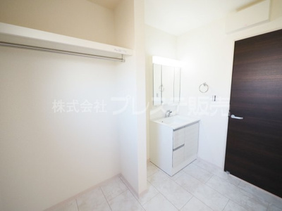 【洗面所】 | 奈良市杏町の新築一戸建 全３区画 | 現地写真（H－３号地洗面）シャワー付き洗面化粧台