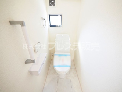 【トイレ】 | 奈良市杏町の新築一戸建 全３区画 | 現地写真（H－３号地１階トイレ）温水洗浄便座を標準装備！