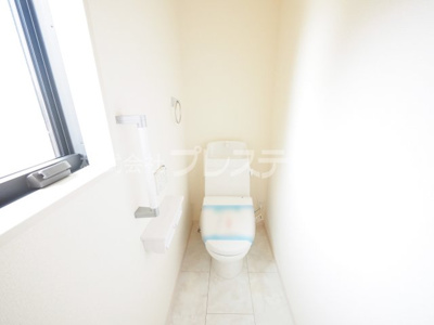 【トイレ】 | 奈良市杏町の新築一戸建 全３区画 | 現地写真（H－３号地２階トイレ）温水洗浄便座を標準装備！