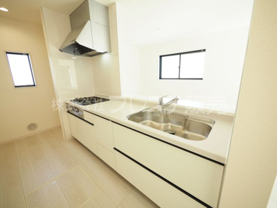 【キッチン】 | 奈良市杏町の新築一戸建 全３区画 | 現地写真（H－３号地キッチン）人気の対面キッチン♪