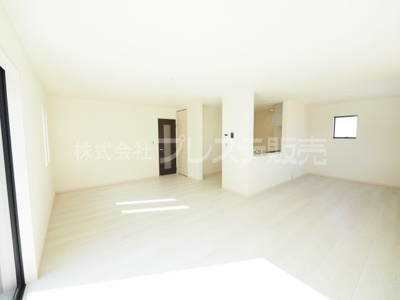 【居間・リビング】 | 奈良市杏町の新築一戸建 全３区画 | 現地写真（H－３号地リビング）ＬＤＫは広々１８帖！南向きですので、陽あたり良好です♪