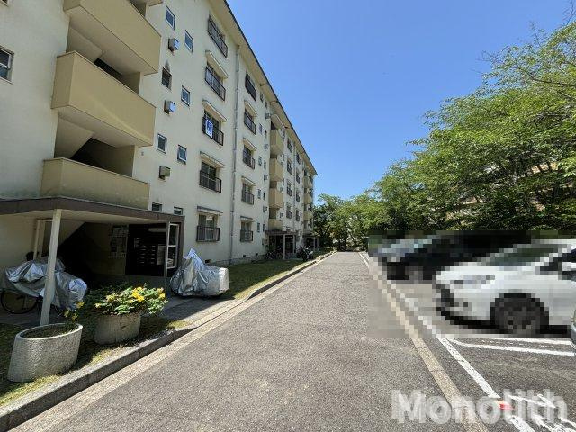 泉北茶山台２丁7番4号棟の駐車場