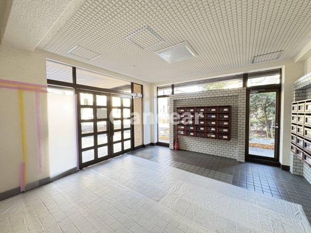 お花茶屋ローヤルコーポの設備|綺麗に管理されたロビーです♪共有玄関で不審者をシャットアウト！
