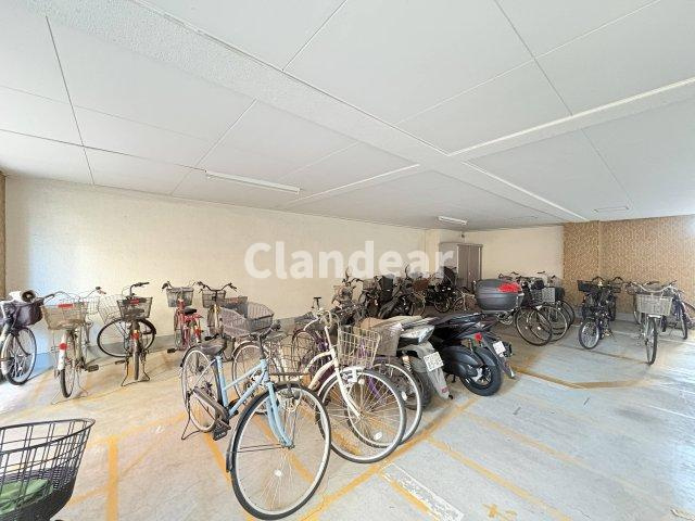 お花茶屋ローヤルコーポの駐車場|ドキドキの新生活も、安心してスタート。ぴったりの住まいを見つけませんか？クランディアが一緒に住まい選びをサポートします‼　まずは、お気軽にお問合せください　＃クランディア