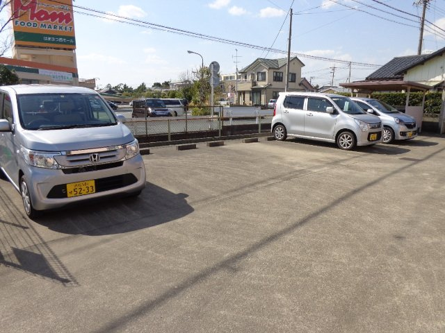 馬郡町4011-2貸家の駐車場|手前側１台目が駐車区画です。