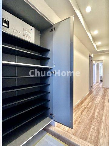 フジハイツの玄関|【玄関】玄関には大型のシューズクローゼットを設置しておりますのでいつでもスッキリりとした空間を保てます。玄関周りを清潔に使うのはとても大事なことですよね。