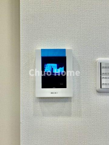 フジハイツのセキュリティ|【モニターホン】誰が来たかすぐにわかるカラーモニター付きインターホン。通話ボタンを押すまでは室内の音は漏れていませんので相手を確かめてから応対できます。