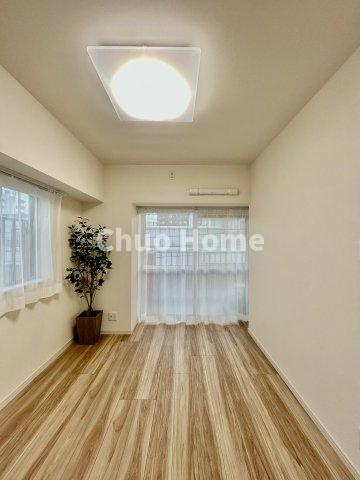 フジハイツの寝室|【寝室】心と体をゆったりと安らげる主寝室。寝室のゆとりが大きい分だけ、暮らしの安らぎは深まります。一日の疲れを癒すだけでなく、ご夫婦の親密な語らいを紡ぎ出します