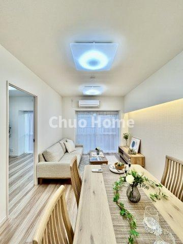 フジハイツの居間・リビング|【リビングダイニング】一日の中で多くの時間を過すことになるリビングダイニングだからこそ、いつも穏やかな空間であることが必然。爽やかな通風と採光を存分に感じる事が出来る空間です。