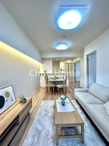 フジハイツのダイニング|【ダイニング】忙しい朝でも、しっかり家族が揃って食事をして頂けるゆとりある大きさのダイニングスペース。奥様が作る手料理をカウンター越しに受けとって頂き、テーブルで囲む素敵な時間を存分に愉しんで下さい。