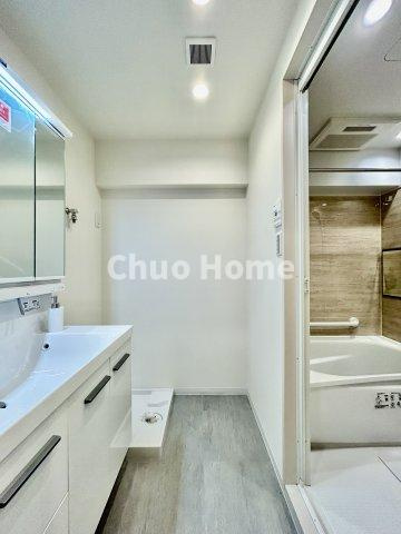 フジハイツの脱衣所|【洗面所】明るい洗面所は朝をすっきりさせてくれる空間です。バタバタしている忙しい朝でも収納が多い洗面台では短い時間で効率良く支度ができます。