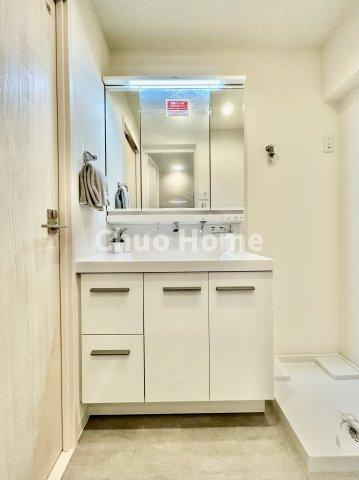 フジハイツの独立洗面台|【洗面化粧台】洗面化粧台には三面鏡を採用。身だしなみを整えやすい事はもちろんですが、鏡の後ろに収納スペースを設ける事により、散らかりやすい洗面スペースをすっきりさせる事が出来るのも嬉しいですね