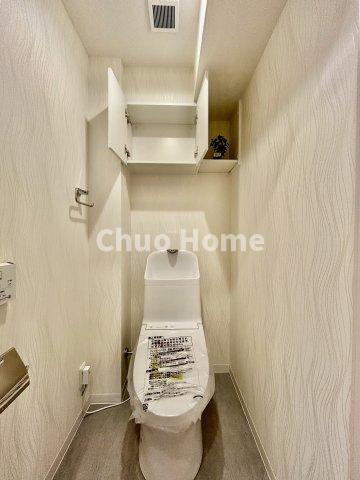 フジハイツのトイレ|【トイレ】 収納スペースをしっかりと確保した温水洗浄便座機能付きトイレ。温水洗浄便座は清潔にお使いいただくための大切なアイテムです。