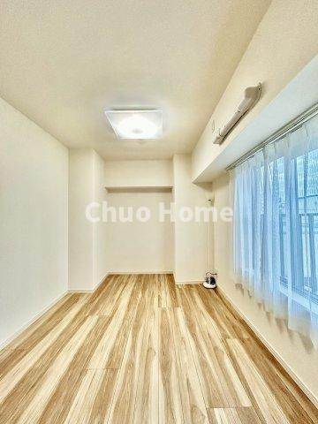 フジハイツの洋室|【洋室】快適に過ごす条件は、一人ひとり違います。だからこそ飾り過ぎないシンプルな内装と偏り過ぎないデザインで統一しております。居住していく中でオーナー様だけの【マイホーム】に創り上げて下さい