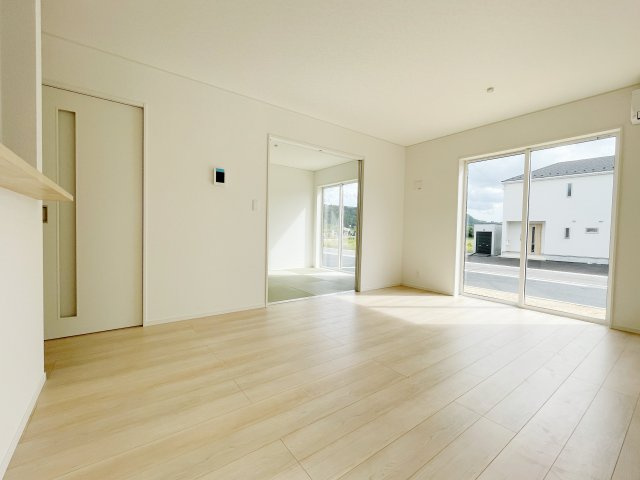 想定年間賃料108万　想定利回り6.03％　木造戸建の居間・リビング