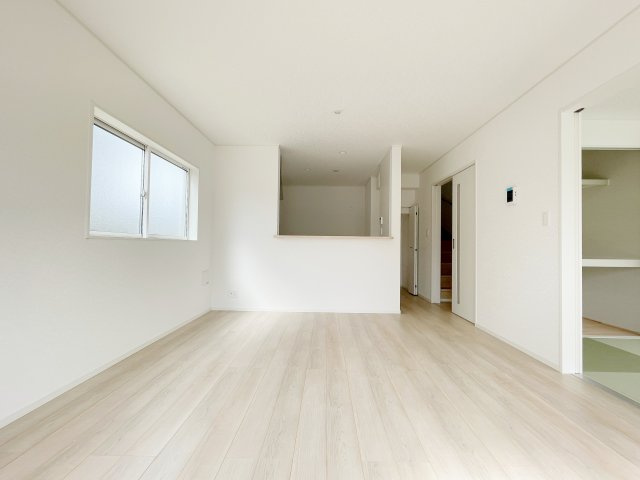 想定年間賃料108万　想定利回り6.03％　木造戸建の居間・リビング