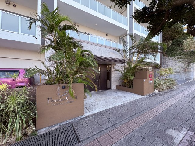 プレミアムコート浦添牧港のエントランス