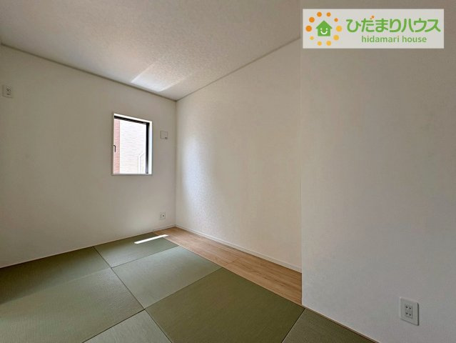 東海村村松第6　新築戸建　2号棟の和室|扉を閉じれば来客用のお部屋として。開いて広い空間を作れば、お子様の遊び部屋として使えます！