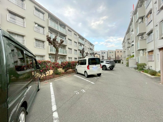 下新庄コーポC棟の駐車場