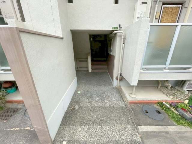 下新庄コーポC棟のエントランス