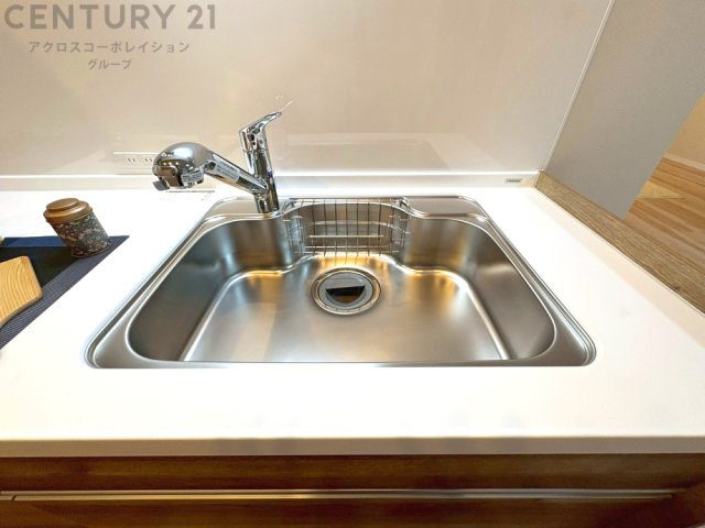 大きなシンクでお鍋などの大きな調理器具を洗う際にも便利です。
