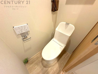 温水洗浄便座付トイレは温水洗浄機能により、暖かい水でおしりを洗浄することができ、冷たい水を使う従来の便座に比べ、温水洗浄機能で暖かいトイレを提供し、快適な使用を可能にします。