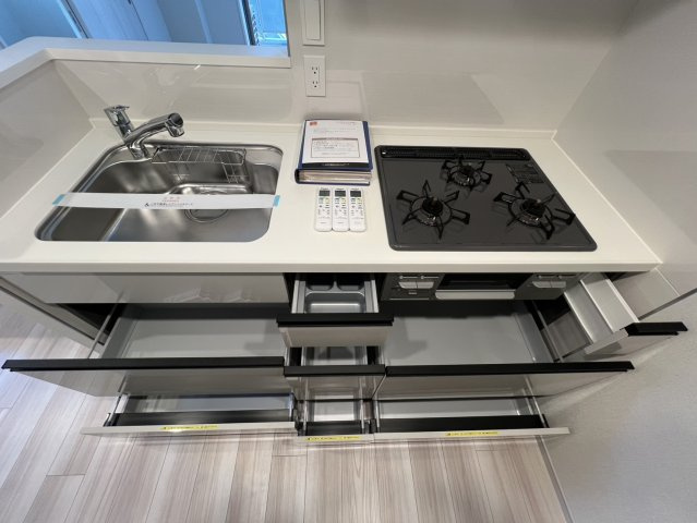 収納たっぷりガス3口のキッチンです！