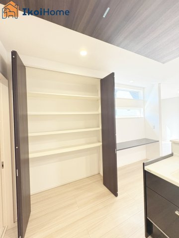 神戸市西区伊川谷町有瀬　新築戸建　の収納|【ホームページに現地動画掲載中】●年中無休：当日予約可●キッチン横にある大容量の収納スペースです！