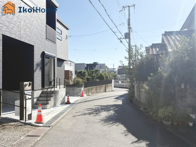 神戸市西区伊川谷町有瀬　新築戸建　の前面道路含む現地写真|【ホームページに現地動画掲載中】●年中無休：当日予約可●前面道路は幅員約4.9ｍ、交通量少なく安心！