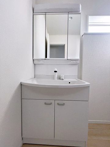 新築戸建・新築建売　郡山市安積荒井第3　安積第一小・安積中の独立洗面台|三面鏡洗面台で朝の身支度もしやすい＆収納力も◎洗面台に物を置かずすっきり清潔に保つことができます！