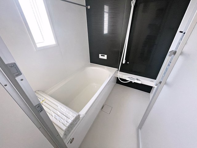 新築戸建・新築建売　郡山市安積荒井第3　安積第一小・安積中の浴室|浴室乾燥機付きで小窓がついているので簡単に換気が可能です！洗濯物干しもできるので便利！