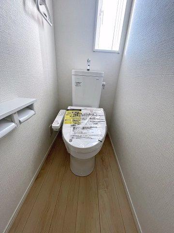 新築戸建・新築建売　郡山市安積荒井第3　安積第一小・安積中のトイレ|白を基調としており小窓で換気ができるので清潔感のある空間。ペーパーホルダーが2つあるのも便利です！