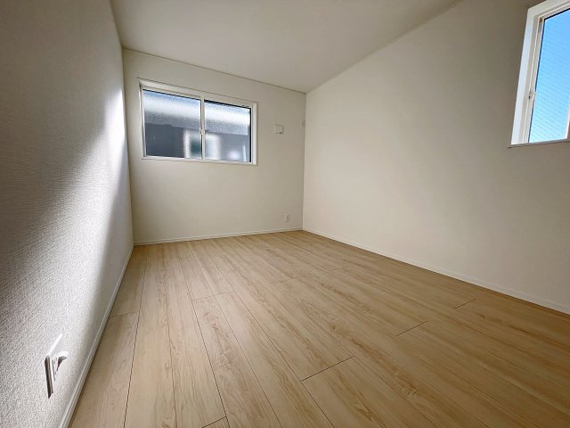 新築戸建・新築建売　郡山市安積荒井第3　安積第一小・安積中の洋室|6.5帖の洋室は北側の窓から一定した柔らかい光が入り、PC作業や読書などにも最適なお部屋です！
