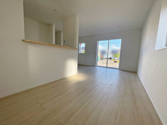 新築戸建・新築建売　郡山市安積荒井第3　安積第一小・安積中の居間・リビング|太陽の日差しが気持ちの良いリビングは広々としているので家具を設置してもゆとりがあります！